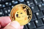 Цена Dogecoin нацелилась на $1,2 благодаря стратегии CleanCore