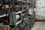 Петербургские силовики уничтожили майнинговые фермы на 2700 устройств