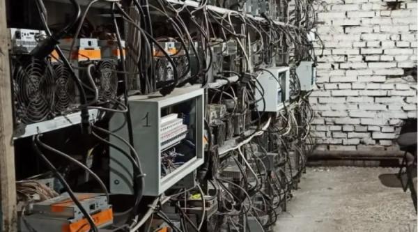 Петербургские силовики уничтожили майнинговые фермы на 2700 устройств