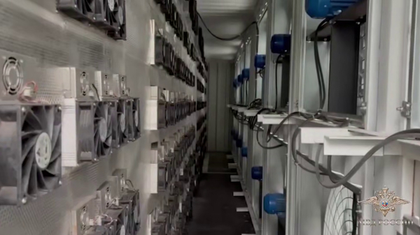 
                    В Петербурге изъяли более 2700 устройств для майнинга на подпольной ферме
                